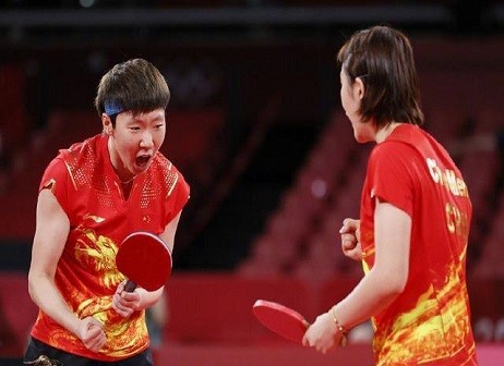 国乒女团3:0夺金，解说：放眼望去，中国看台上全是世界冠军！